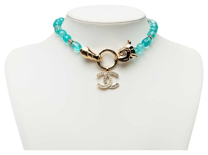 Blaues Chanel CC Collier mit Strass und Perlen in Goldton - Ansicht 5