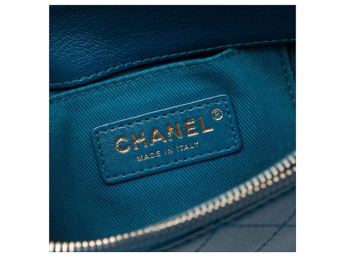 Chanel Small Coco Curve Flap Satchel aus blauem glänzendem Kalbsleder und gestepptem Ziegenleder - Ansicht 5