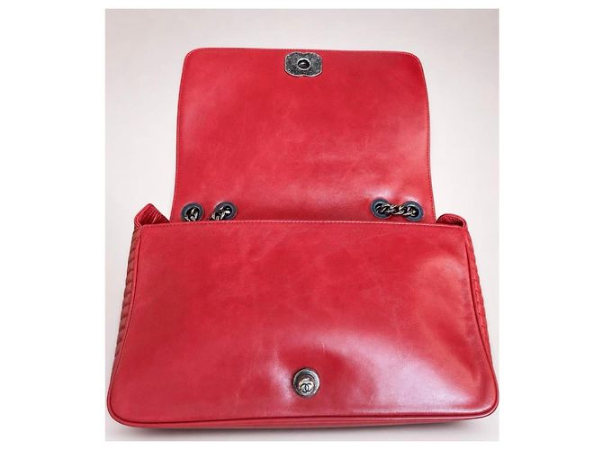 Borsa Chanel Medium Coco Boy Flap in pelle di vitello invecchiata lucida matelassé rossa Rosso - vista 8