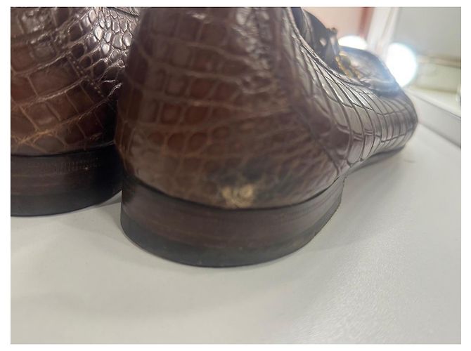 Mocassini Gucci in pelle marrone effetto coccodrillo con morsetto oro - vista 10