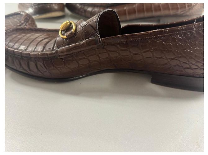Mocassini Gucci in pelle marrone effetto coccodrillo con morsetto oro - vista 12