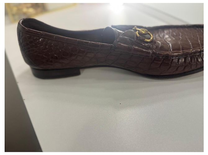 Mocassini Gucci in pelle marrone effetto coccodrillo con morsetto oro - vista 13