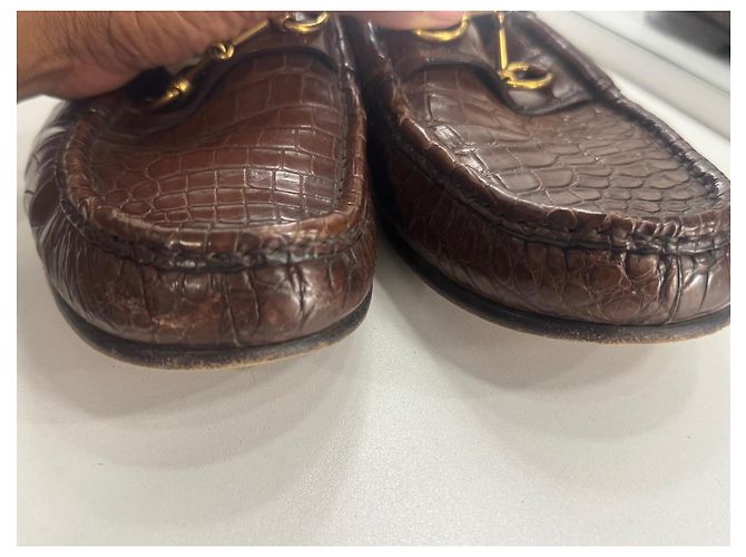 Mocassini Gucci in pelle marrone effetto coccodrillo con morsetto oro - vista 14