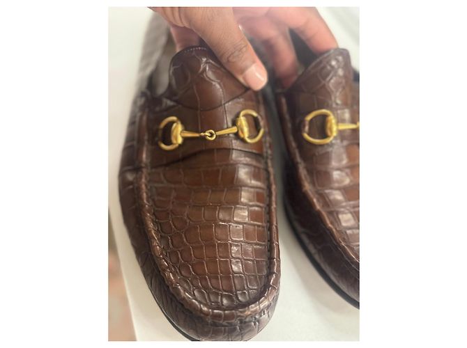 Mocassini Gucci in pelle marrone effetto coccodrillo con morsetto oro - vista 2