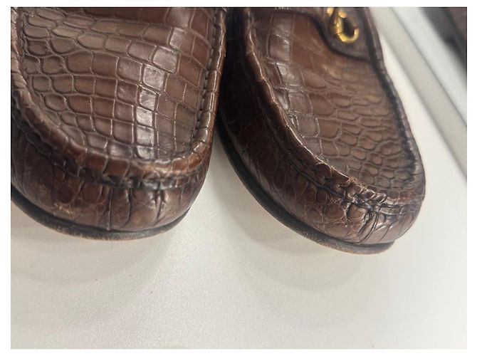 Mocassini Gucci in pelle marrone effetto coccodrillo con morsetto oro - vista 3