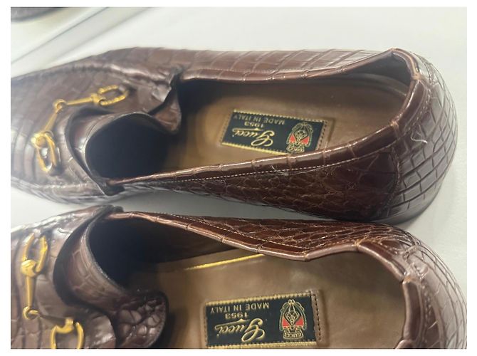 Mocassini Gucci in pelle marrone effetto coccodrillo con morsetto oro - vista 5