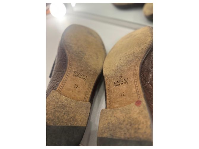 Mocassini Gucci in pelle marrone effetto coccodrillo con morsetto oro - vista 7