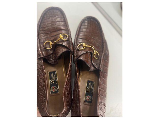 Mocassini Gucci in pelle marrone effetto coccodrillo con morsetto oro - vista 8