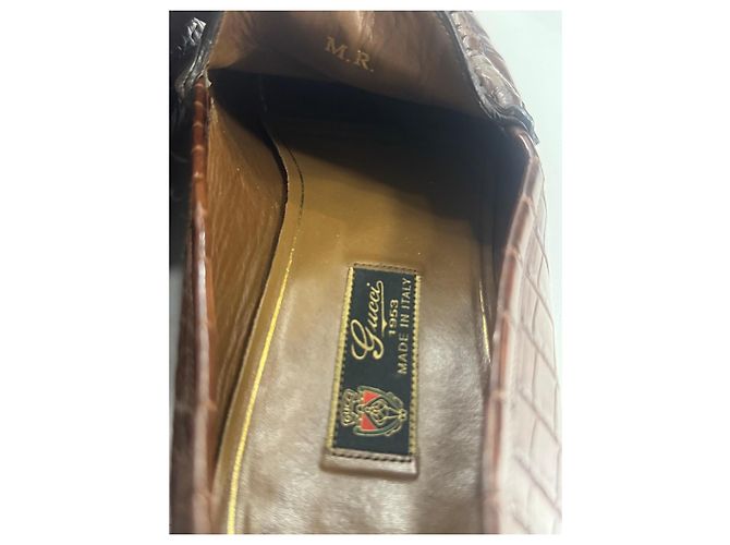 Mocassini Gucci in pelle marrone effetto coccodrillo con morsetto oro - vista 9