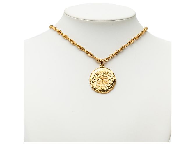 Collana con ciondolo a medaglione Chanel Gold CC placcato oro D'oro - vista 6
