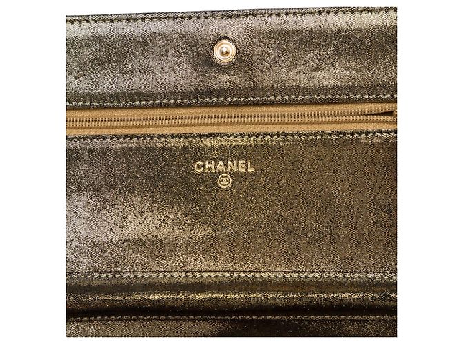 Wallet On Chain Cartera on chain Chanel de piel de cordero iridiscente acolchada dorada con botón tartan Dorado - vista 5