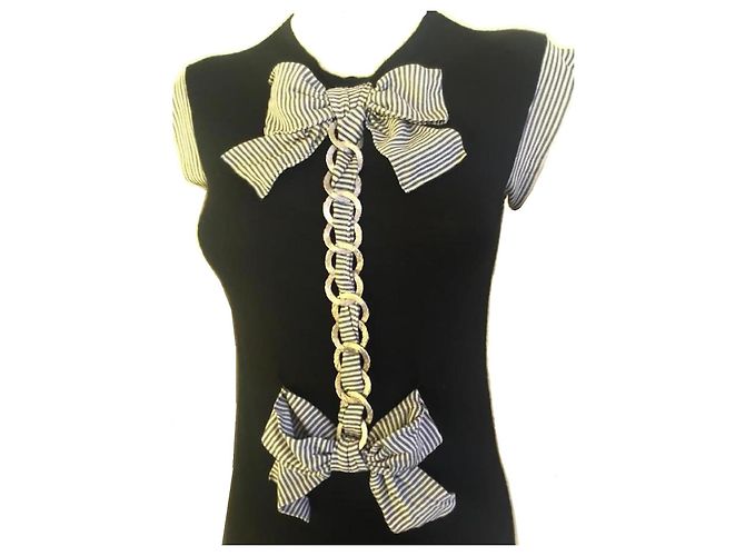 Chanel schwarzes Strickkleid mit Schleifen und Kette Weiß - Ansicht 3