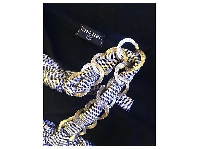 Chanel schwarzes Strickkleid mit Schleifen und Kette Weiß - Ansicht 6