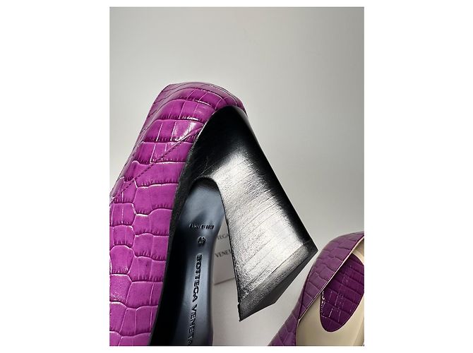 Bottega Veneta Lewis Pumps Krokodil-Optik Beetroot Größe 40 Lila - Ansicht 16