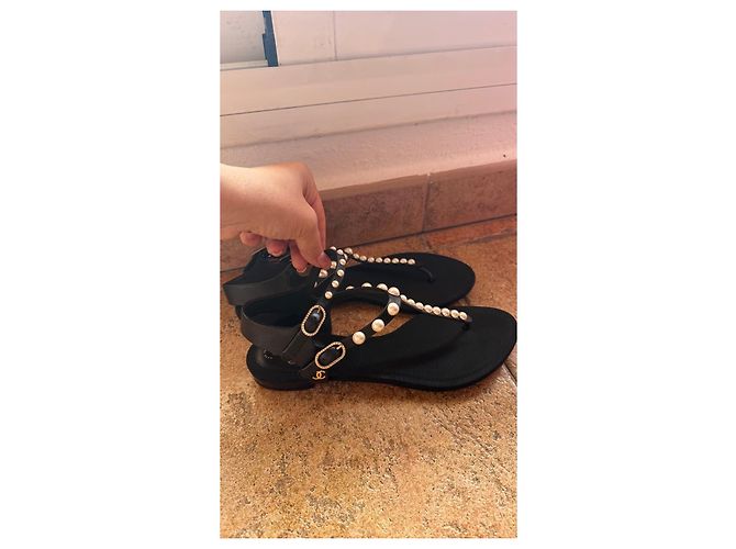 Chanel Sandali T-strap in pelle nera e perle Nero - vista 2