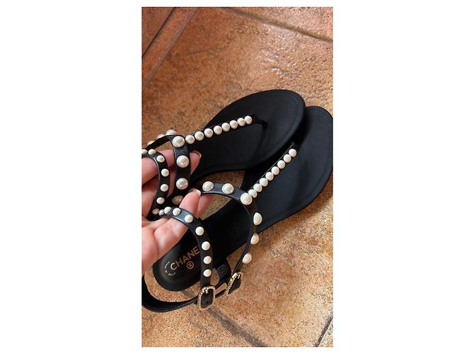Chanel Sandali T-strap in pelle nera e perle Nero - vista 3