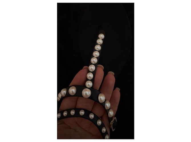 Chanel Sandali T-strap in pelle nera e perle Nero - vista 5