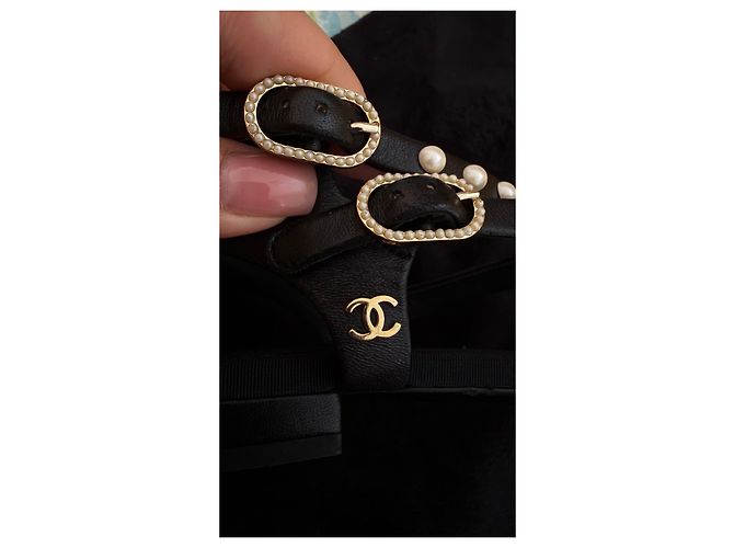 Chanel Sandali T-strap in pelle nera e perle Nero - vista 6