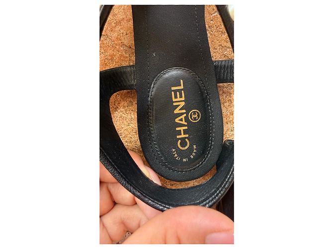 Chanel Sandali T-strap in pelle nera e perle Nero - vista 7