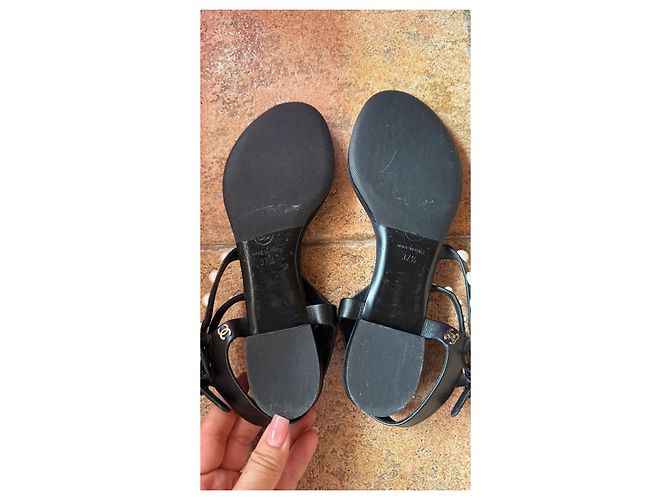 Chanel Sandali T-strap in pelle nera e perle Nero - vista 8