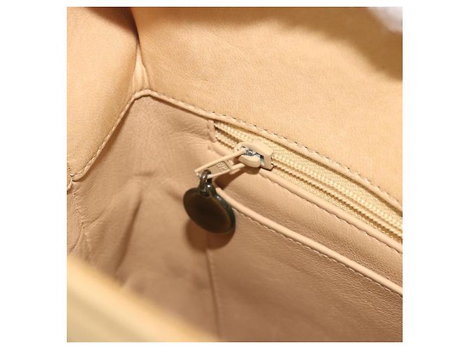 Borsa a tracolla CHANEL Matelasse con catena in pelle d'agnello Beige CC Auth 196671A - vista 21