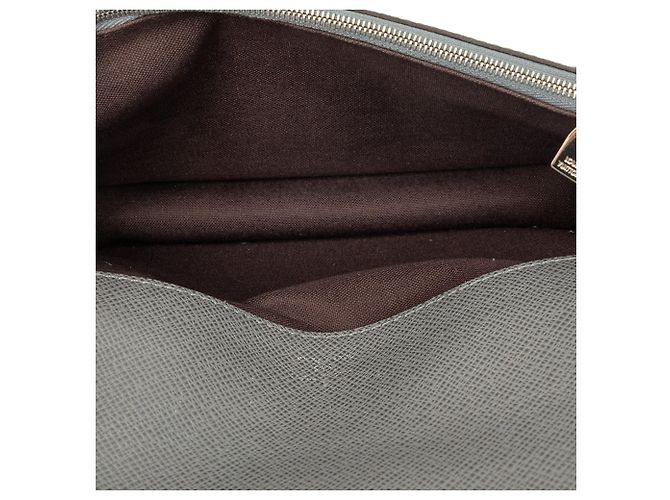 Clutch Louis Vuitton Taiga Neo Belaia Gris - vista 4