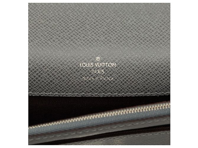 Clutch Louis Vuitton Taiga Neo Belaia Gris - vista 5