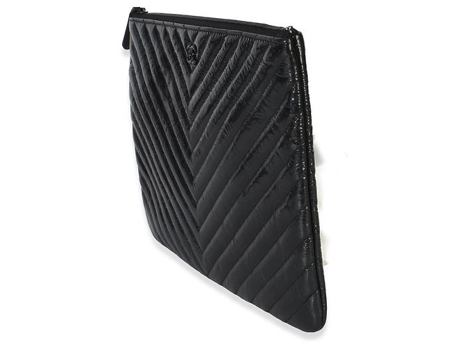 Gabrielle Chanel Black Crinkled Patent Calfskin Chevron Medium O Case Nero - vista 3