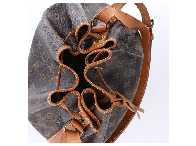 Borsa a tracolla Louis Vuitton Noe Monogram Canvas in marrone M42224 - vista 9