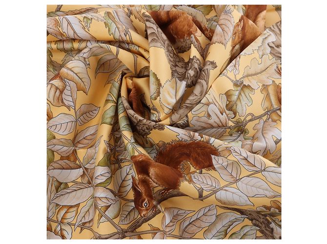 Hermès Carré 90 "CASSE NOISETTE" Seidentuch in Gelb - Ansicht 14