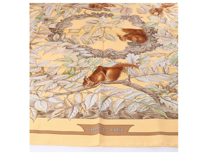 Hermès Carré 90 "CASSE NOISETTE" Seidentuch in Gelb - Ansicht 4