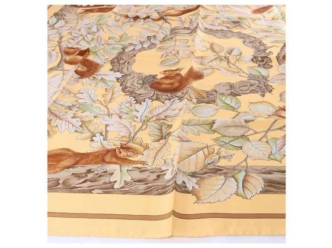 Hermès Carré 90 "CASSE NOISETTE" Seidentuch in Gelb - Ansicht 5