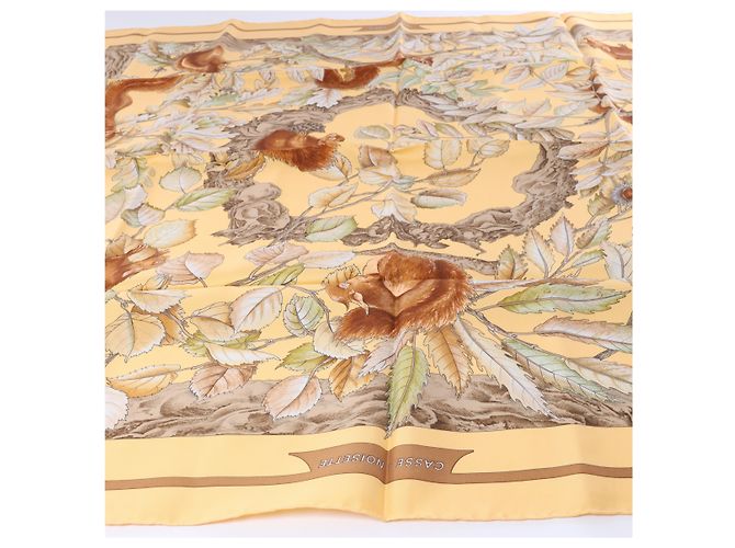 Hermès Carré 90 "CASSE NOISETTE" Seidentuch in Gelb - Ansicht 6