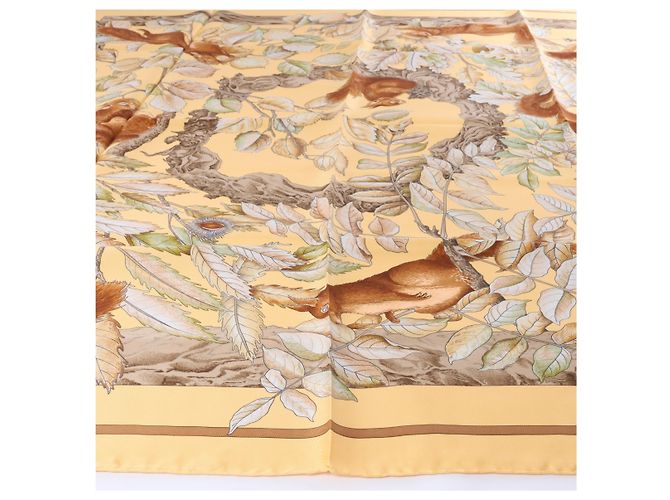 Hermès Carré 90 "CASSE NOISETTE" Seidentuch in Gelb - Ansicht 7