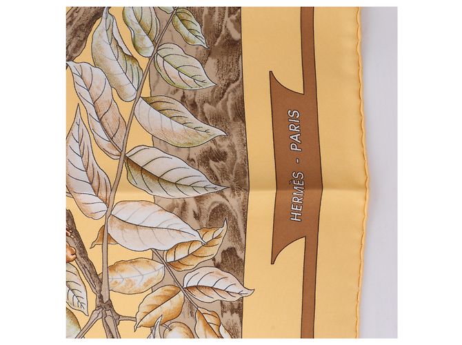 Hermès Carré 90 "CASSE NOISETTE" Seidentuch in Gelb - Ansicht 8