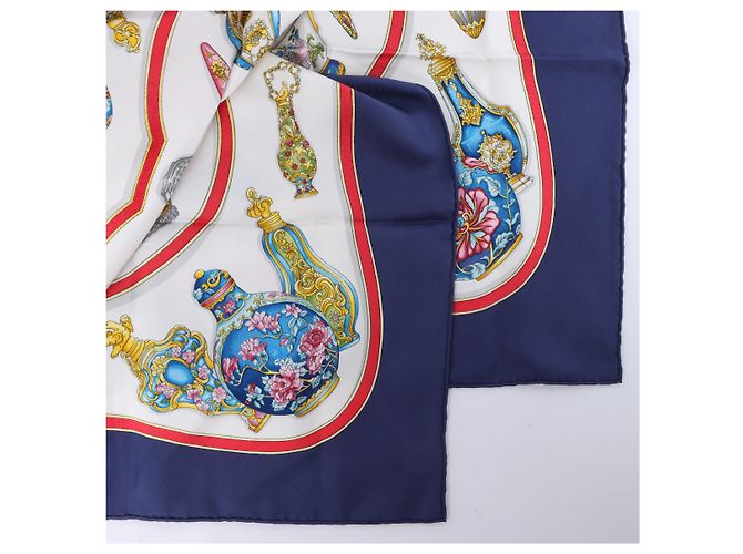 Hermès Carré 90 "Qu'importe le Flacon"
Foulard in seta Navy x White Blu navy - vista 3