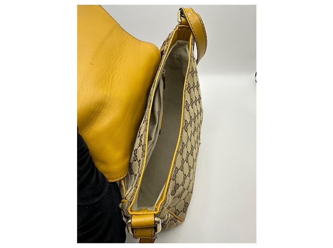 Gucci Sukey Borsa a tracolla in tela monogram GG e pelle Marrone D'oro - vista 11
