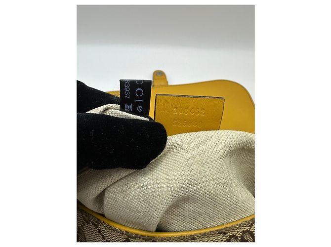 Gucci Sukey Borsa a tracolla in tela monogram GG e pelle Marrone D'oro - vista 14