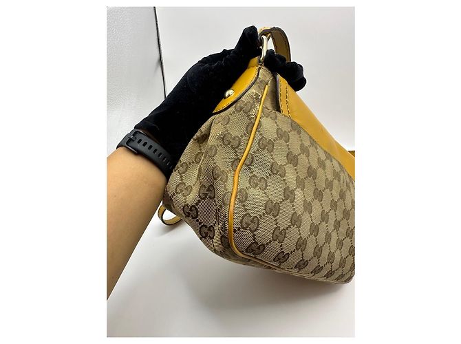 Gucci Sukey Borsa a tracolla in tela monogram GG e pelle Marrone D'oro - vista 8