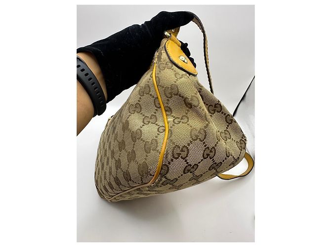 Gucci Sukey Borsa a tracolla in tela monogram GG e pelle Marrone D'oro - vista 9