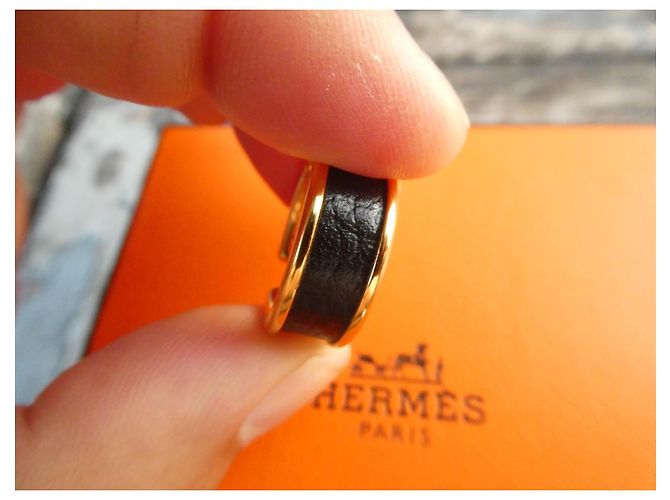 Anello Hermès Olympe H in acciaio dorato e pelle nera Nero D'oro - vista 8