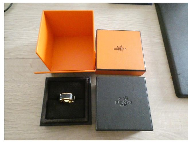 Anello Hermès Olympe H in acciaio dorato e pelle nera Nero D'oro - vista 9
