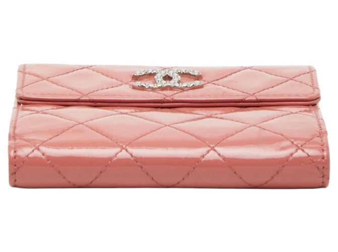 Cartera bi-fold Chanel de piel charol rosa - vista 3