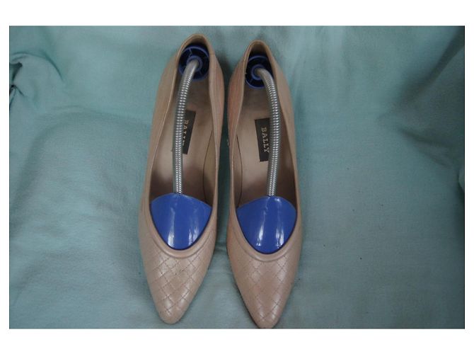 Bally Beige Gesteppte Lederpumps mit Goldkette - Ansicht 11