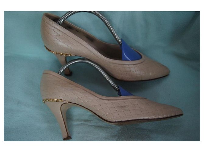 Bally Beige Gesteppte Lederpumps mit Goldkette - Ansicht 3