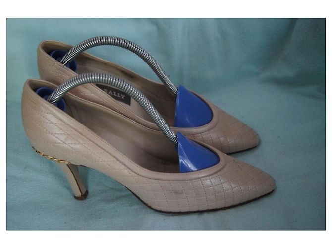 Bally Beige Gesteppte Lederpumps mit Goldkette - Ansicht 4