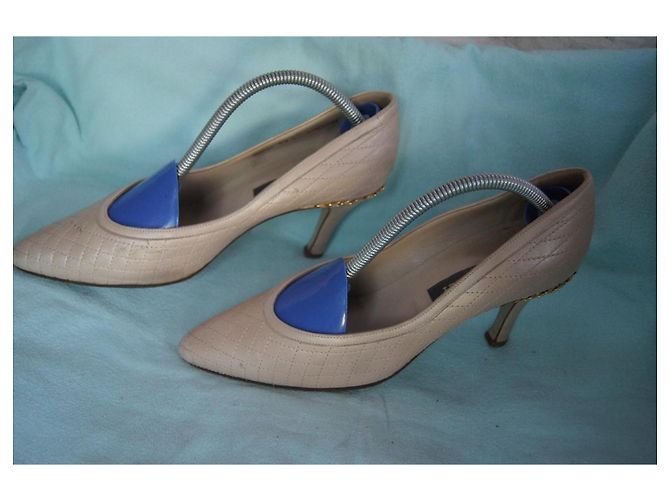 Bally Beige Gesteppte Lederpumps mit Goldkette - Ansicht 5