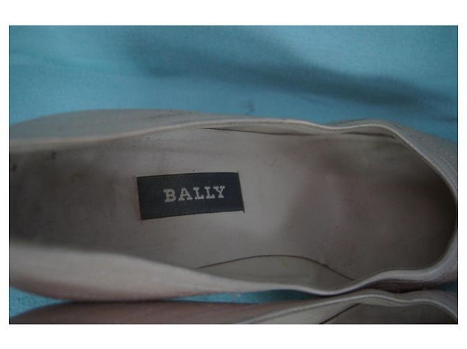 Bally Beige Gesteppte Lederpumps mit Goldkette - Ansicht 8