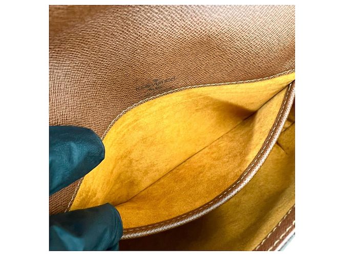 Mini borsa a tracolla Louis Vuitton in pelle marrone - vista 10