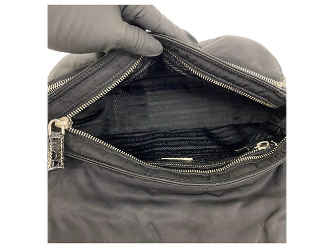 Borsa semi-spalla Prada in nylon Tessuto e pelle goffrata con logo Triangle Nero - vista 9